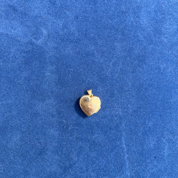 Mother and baby cameo locket. - Picture 2 of 3